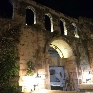 Diocletians Palace For Two Apartment Split